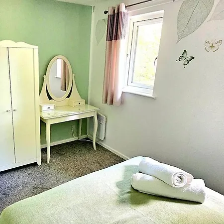 Cozy 3-Bed House Near Willen Lake With Garden Milton Keynes Exterior photo