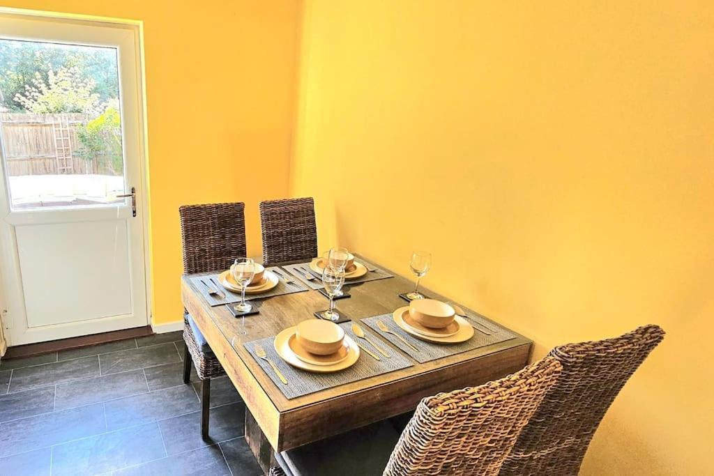 Holiday home Cozy 3-bed House Near Willen With Garden