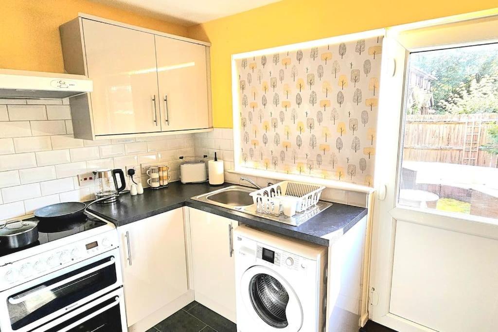Cozy 3-bed House Near Willen With Garden Holiday home