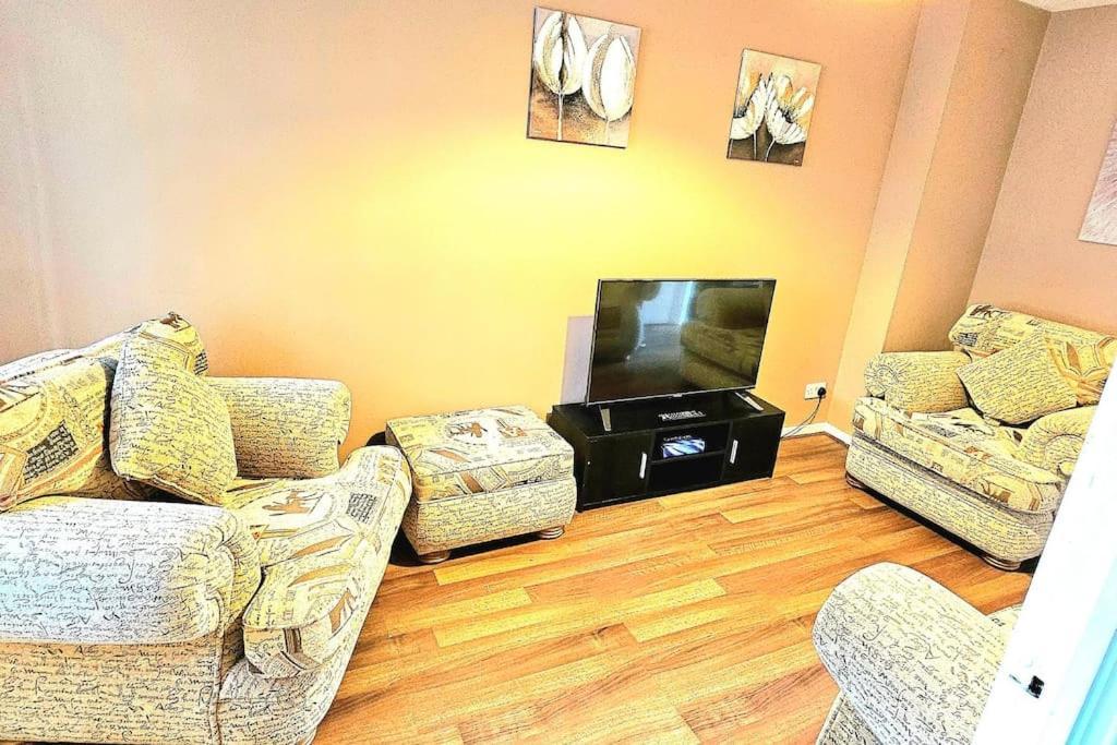Holiday home Cozy 3-bed House Near Willen With Garden Milton Keynes