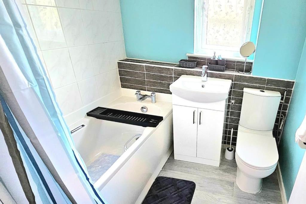 Holiday home Cozy 3-bed House Near Willen With Garden